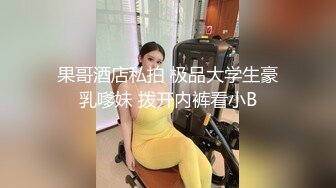 热门餐厅偷拍带着小孩上厕所的粉色短裙少妇