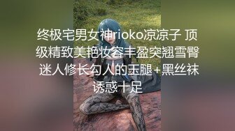 骚货老婆巨无霸自慰，老公的小鸡巴已满足不了需求，老公手拿假屌帮忙插！