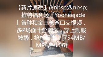 眉心有颗痣的韵味美少妇，美胸丰满乳晕很粉，道具自慰騒穴不停在阴道口摩擦表情呻吟太销魂享受极了