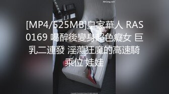 这么漂亮诱人的极品高颜值御姐赤裸裸躺在被窝里 立马欲望沸腾扑上去抠逼揉捏，这大白腿张开骑乘啪啪呻吟