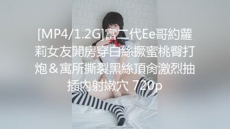 清纯美少女自己闺房自摸诱惑，超粉嫩小穴特写，揉捏奶子磨蹭阴蒂