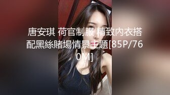 露出大神菠萝公园全裸露出挑战 身材不错 漂亮美乳 摄像师忍不住都调戏想在推到在草堆操她