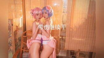 【原档首发】凭借她娇小的曲线和美丽的蓝眼睛