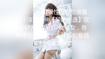 公寓管理员晚上值班很无聊躲在窗外偷窥女住客脱衣服洗澡出来