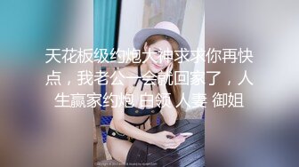 [MP4/ 1.43G] 纹身女郎被约到酒店里面大战双男，露脸交插嘴特写多阴毛蝴蝶逼鲍鱼揉搓阴蒂吃逼