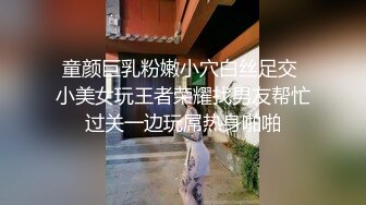 逼逼非常粉嫩的金发碧眼维族美女和汉族网红闺蜜互玩下体看着性感的逼毛非常有撸点