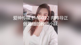 看看绿帽男怎么在门缝在撸着鸡吧看老婆和单男做爱调情的