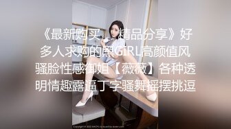 刚结婚没多久的漂亮白嫩妹子让隔壁大叔在她的婚床上给她“松松土”逼逼夹的真紧