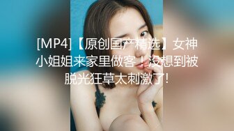 清纯美妞在浴室给大家秀，笑起来超甜，湿身诱惑极品美乳