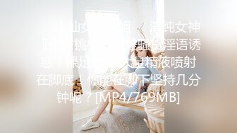 整蛊厕拍美女，最后故意让她发现 哇的大叫，绝对刺激