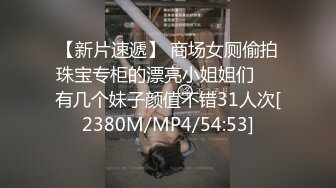 抄底两个漂亮美眉 一个比一个闷骚 内内一个比一个性感 屁屁一个比一个大