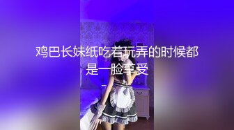 【双胞胎姐妹花浴室诱惑】长相清纯带着眼镜，浴室脱光光湿身诱惑，贫乳小奶子，翘起美臀拍打，坐马桶上掰穴特写