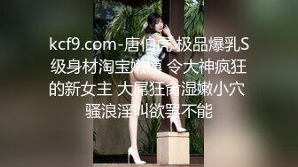 老公陪着来上厕所的是少妇 一样被大神拍到了她的大黑B_0