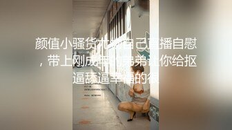 两个白皙大奶子骚妹子浴室湿身胡萝卜自慰，揉捏奶子掰穴胡萝卜摩擦，坐在马桶上特写骑坐，蹲在地上搞到喷水