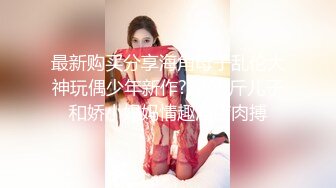 《淫声荡语✿极品骚婊》 小宝的屁股真的很棒啊，白天的时候穿裙子根本看不出来，自己女上坐着鸡巴来回摇摆。叫的那么骚也不怕室友回来听到你正在被操