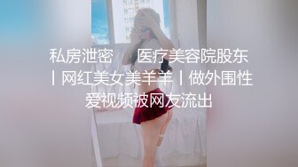 长发美女雪儿粉和男粉丝在网吧厕所约啪，爽到高潮但不敢叫出