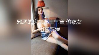 邪恶的房东爬上气窗 偷窥女租客洗澡