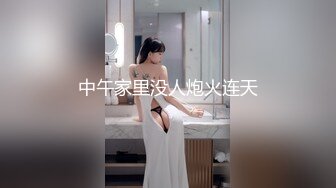 【新片速遞 】 高档酒店一路跟踪偷拍❤️美女服务员的小嫩鲍[122M/MP4/00:25]