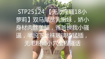 风韵犹存的极品小少妇乖巧听话让小哥按着头舔弄大鸡巴好骚啊，激情上位扭动骚臀浪叫呻吟舔大哥手指抠逼尿尿