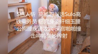 街拍 高挑美女憋不住路边小解