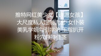 夜晚逛街眼前一亮，碰上两位青春大美女，美腿打十分 脸型打9.8分，紧跟着她们上厕所，拍下这两个阴穴 捡到宝啦！2