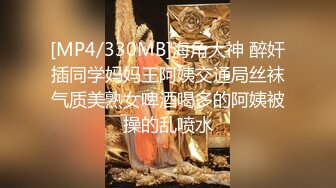 澡堂子内部员工偷窥美女洗澡白花花的肉体在眼前晃来晃去受不了