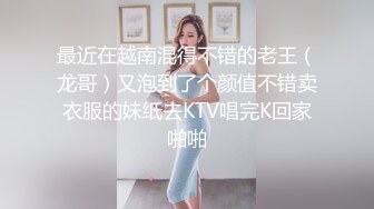 跟随偷窥跟男友逛服装城的JK眼镜小姐姐 小屁屁晃悠晃悠跟了半天说说笑笑男友浑然不知