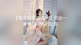 无毛逼白虎风骚女友，情趣睡衣漏着两个风骚坚挺的大奶子，让小哥抱在怀里亲着小哥玩奶抠逼，压在身下抽插