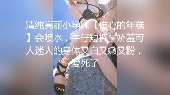 白嫩美少妇浴室洗澡洗干净身上的泡沫被老公进来后入射到后背上