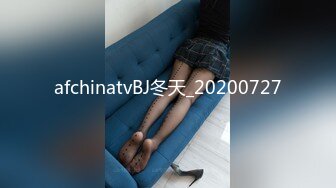 高颜值纯情小妹露脸一个人大秀直播，旁边小哥强行吃奶子，妹子自己揉奶玩逼道具摩擦，掰开骚穴求狼友草真骚