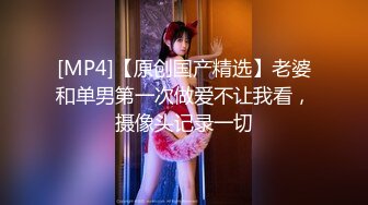 靓女服装店逛街男友在旁敢穿超短裙骚丁前后CD 制服JK学生妹展会做兼职粉色蕾丝内内发现镜头