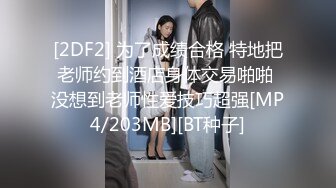 女孩只和不同肤色的人做爱而且还是三人行，老公只能在旁边看着手淫