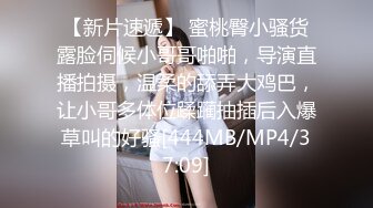 只穿着一件裹胸黑衣的性感大长腿美女 下体逼毛黑黝黝