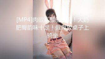 【极品稀缺 破解摄像头】JK风小姐姐更衣间拿手机自拍 多角度偷拍