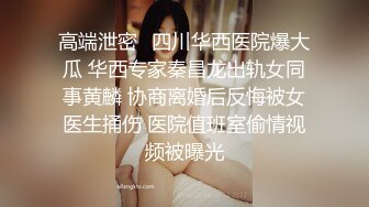 黑客破解家庭网络摄像头偷拍❤️老夫嫩妻在家里客厅做爱突然来了个女的坐在一边感觉她们三人关系有点特别