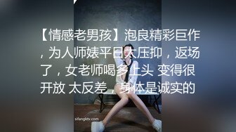 颜值不错的小少妇露脸镜头前卖骚，让大哥在一旁玩自己的骚逼