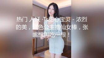 极品CP✅魔手》疯狂大胆坑神躲进商场女_厕独占一个坑位隔板缝中偸_拍各种B形妹子方便▲极限特写镜头快要碰到B了 (9)