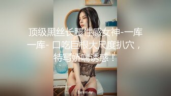 颜值小婊妹露脸，撅着屁股给狼友看逼里塞个AV棒自慰，长相清纯奶子翘挺非常敬业的女主播吃着外卖还自慰