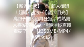 [MP4]牛仔短裙颜值美女 镜头前特写口交穿着内裤摸穴 双腿肩上扛抽插猛操