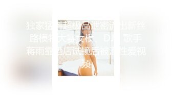 Ria Kurumi 穿着可爱的原宿风格内衣，被一群角质男人包围。