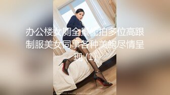 年轻妹子挑逗躺着沙发上玩手机的男友，最后被内射了好多