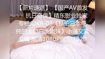 [MP4/1.76G]家庭偸拍，身材苗条小骚妇卧室日常换衣自慰，与两个男人床上玩3P关系很混乱