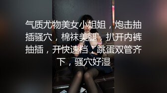 外表清纯短发18学生妹为赚钱拍摄，娇小身材无毛嫩穴，抱在身上扣穴，活力十足操起了带劲，第一视角插入