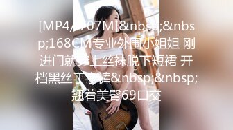 【YZWCD】YC187美女专心挑化妆品！弯腰CD蕾丝边粉内！