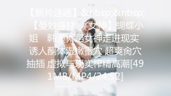 [MP4/ 1.01G] 熟女的3P全程露脸情趣诱惑伺候两个年轻小哥，两个鸡巴一起舔，配合小哥多体位爆草抽插好骚[