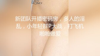 風騷女模特伺候兩個小哥哥激情3P，全程露臉場面淫亂刺激，舔弄兩個大雞巴，前插後入各種玩弄，精彩不要錯過